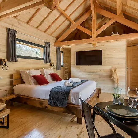 Les Suspendues Jaktstuga Satillieu